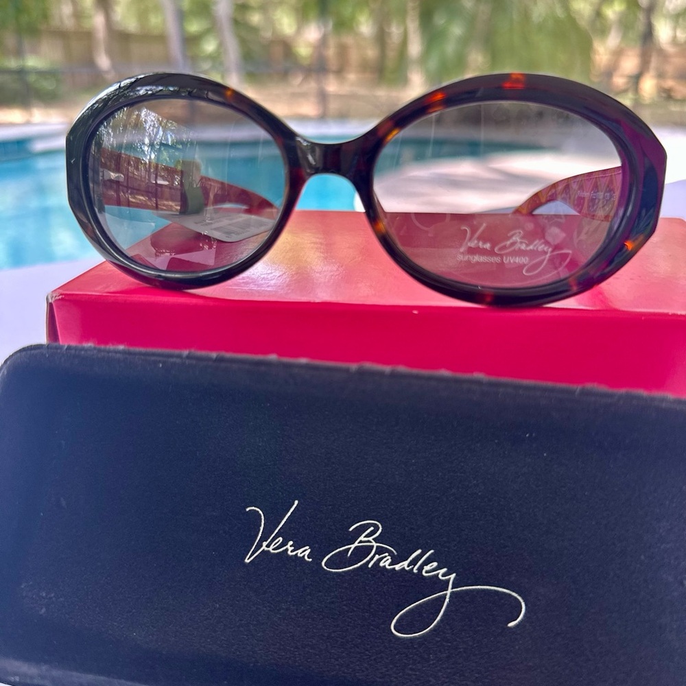 NWT Vera Bradley Sunglasses (Ava Raspberry Fizz -Retired) w/hardshell case!🩷